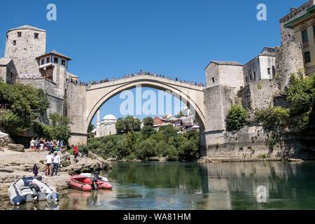 August 18, 2019, Bihac, Bosanska Krajina, Bosnien: Mostar ist auf der Neretva und ist die fünftgrößte Stadt der Bosnien und Herzegowina ist das administrative Zentrum der Herzegovina-Neretva Kanton.. Die Bevölkerung besteht aus Kroaten (48,4%); Bosniaken (44,1 %) und Serben (4,1%) und verfügt über die größte Bevölkerung der Kroaten in Bosnien und Herzegowina.. Nach über 20 Jahre nach dem Ende des Balkankrieges, Mostar, heute ist ein wichtiges Reiseziel in Bosnien und Herzegovin aus der ganzen Welt. (Bild: © Matteo Trevisan/ZUMA Draht) Stockfoto