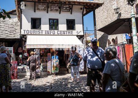 August 18, 2019, Bihac, Bosanska Krajina, Bosnien: Mostar ist auf der Neretva und ist die fünftgrößte Stadt der Bosnien und Herzegowina ist das administrative Zentrum der Herzegovina-Neretva Kanton.. Die Bevölkerung besteht aus Kroaten (48,4%); Bosniaken (44,1 %) und Serben (4,1%) und verfügt über die größte Bevölkerung der Kroaten in Bosnien und Herzegowina.. Nach über 20 Jahre nach dem Ende des Balkankrieges, Mostar, heute ist ein wichtiges Reiseziel in Bosnien und Herzegovin aus der ganzen Welt. (Bild: © Matteo Trevisan/ZUMA Draht) Stockfoto