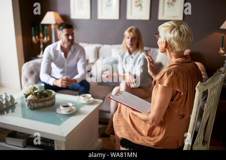 Psychologen arbeiten mit weiblichen und männlichen Klienten Stockfoto