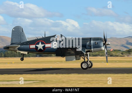 Vought F-4U Corsair Kampfflugzeug an Tragflächen über Wairarapa Airshow, Haube Flugplatz, Masterton, Neuseeland. Zweiten Weltkrieg Goodyear FG-1 Corsair Stockfoto