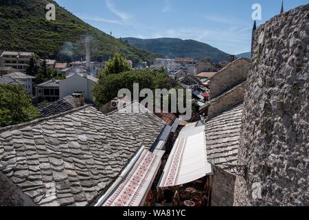 August 18, 2019, Bihac, Bosanska Krajina, Bosnien: Mostar ist auf der Neretva und ist die fünftgrößte Stadt der Bosnien und Herzegowina ist das administrative Zentrum der Herzegovina-Neretva Kanton.. Die Bevölkerung besteht aus Kroaten (48,4%); Bosniaken (44,1 %) und Serben (4,1%) und verfügt über die größte Bevölkerung der Kroaten in Bosnien und Herzegowina.. Nach über 20 Jahre nach dem Ende des Balkankrieges, Mostar, heute ist ein wichtiges Reiseziel in Bosnien und Herzegovin aus der ganzen Welt. (Bild: © Matteo Trevisan/ZUMA Draht) Stockfoto