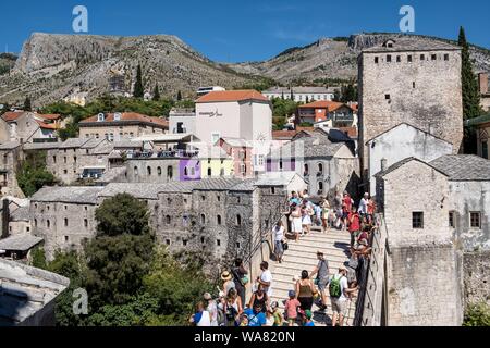 August 18, 2019, Bihac, Bosanska Krajina, Bosnien: Mostar ist auf der Neretva und ist die fünftgrößte Stadt der Bosnien und Herzegowina ist das administrative Zentrum der Herzegovina-Neretva Kanton.. Die Bevölkerung besteht aus Kroaten (48,4%); Bosniaken (44,1 %) und Serben (4,1%) und verfügt über die größte Bevölkerung der Kroaten in Bosnien und Herzegowina.. Nach über 20 Jahre nach dem Ende des Balkankrieges, Mostar, heute ist ein wichtiges Reiseziel in Bosnien und Herzegovin aus der ganzen Welt. (Bild: © Matteo Trevisan/ZUMA Draht) Stockfoto