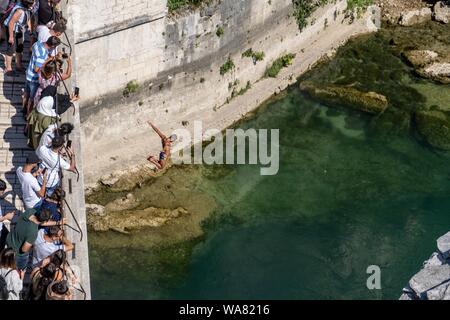 August 18, 2019, Bihac, Bosanska Krajina, Bosnien: Mostar ist auf der Neretva und ist die fünftgrößte Stadt der Bosnien und Herzegowina ist das administrative Zentrum der Herzegovina-Neretva Kanton.. Die Bevölkerung besteht aus Kroaten (48,4%); Bosniaken (44,1 %) und Serben (4,1%) und verfügt über die größte Bevölkerung der Kroaten in Bosnien und Herzegowina.. Nach über 20 Jahre nach dem Ende des Balkankrieges, Mostar, heute ist ein wichtiges Reiseziel in Bosnien und Herzegovin aus der ganzen Welt. (Bild: © Matteo Trevisan/ZUMA Draht) Stockfoto