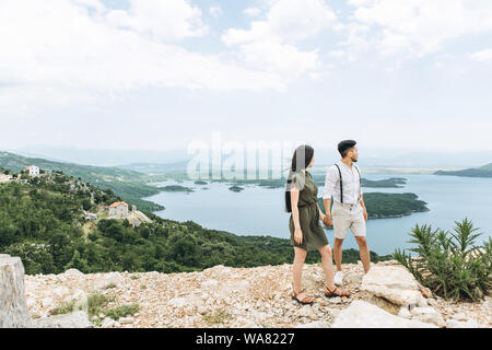 Ein junges Paar bewundert die schöne Landschaft in Montenegro. Stockfoto