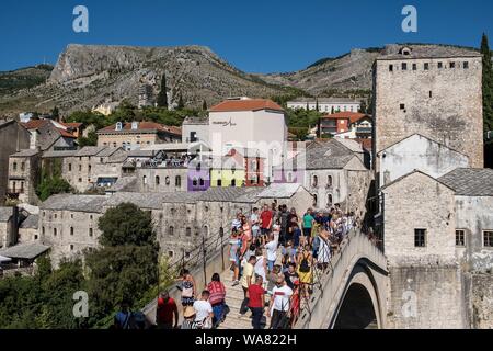 August 18, 2019, Bihac, Bosanska Krajina, Bosnien: Mostar ist auf der Neretva und ist die fünftgrößte Stadt der Bosnien und Herzegowina ist das administrative Zentrum der Herzegovina-Neretva Kanton.. Die Bevölkerung besteht aus Kroaten (48,4%); Bosniaken (44,1 %) und Serben (4,1%) und verfügt über die größte Bevölkerung der Kroaten in Bosnien und Herzegowina.. Nach über 20 Jahre nach dem Ende des Balkankrieges, Mostar, heute ist ein wichtiges Reiseziel in Bosnien und Herzegovin aus der ganzen Welt. (Bild: © Matteo Trevisan/ZUMA Draht) Stockfoto