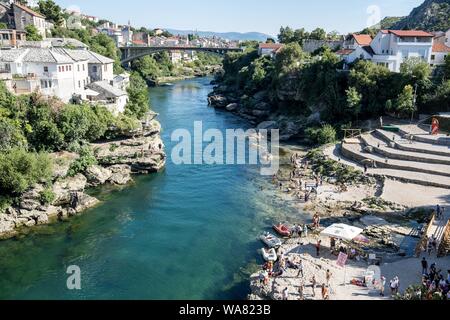 August 18, 2019, Bihac, Bosanska Krajina, Bosnien: Mostar ist auf der Neretva und ist die fünftgrößte Stadt der Bosnien und Herzegowina ist das administrative Zentrum der Herzegovina-Neretva Kanton.. Die Bevölkerung besteht aus Kroaten (48,4%); Bosniaken (44,1 %) und Serben (4,1%) und verfügt über die größte Bevölkerung der Kroaten in Bosnien und Herzegowina.. Nach über 20 Jahre nach dem Ende des Balkankrieges, Mostar, heute ist ein wichtiges Reiseziel in Bosnien und Herzegovin aus der ganzen Welt. (Bild: © Matteo Trevisan/ZUMA Draht) Stockfoto