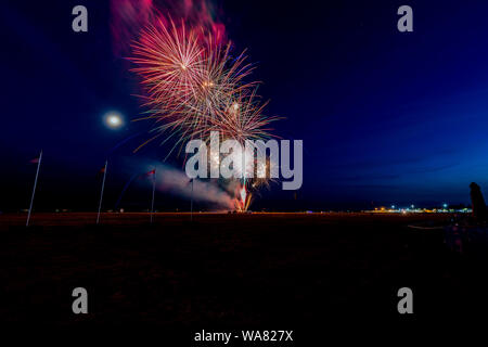 Spektakuläres Feuerwerk in den Nachthimmel. Stockfoto