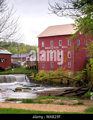 Bridgeton Indiana USA, 2. Mai 2019; die vintage Bridgeton Mühle steht stolz in dieser ländlichen Indiana Stadt. Eine alte Schrotmühle, es ist ein Zustand, Wahrzeichen und b Stockfoto