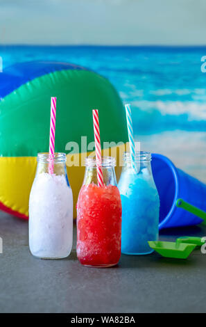 Helles Rot Weiß und Blau gefrorenen Getränke, Kinderfreundlich patriotischen Getränk für den 4. Juli Sommer Beach Partys, Stockfoto