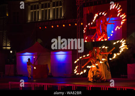 7. Juli 2019. Teatr Akt Akt (Theater) Brand Performance an der Parade der Animateure (Jongleur Parade) während 32 ULICA Straßentheater Festival Stockfoto