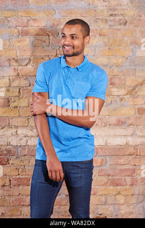 Portrait Of Happy gutaussehenden jungen Mann im blauen T-Shirt. Stockfoto