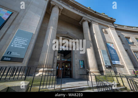 Der Eingang zu Bolton Museum, Aquarium und Archiv entfernt und Bolton Central Library auf Le Mans Halbmond in Bolton, Lancashire, UK. Stockfoto