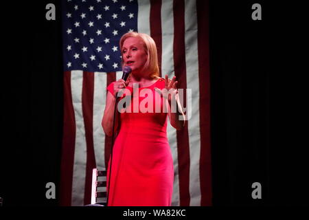 St. Louis, Missouri, USA. 18 Aug, 2019. Präsidentschaftskandidat Senator Kirsten Gillibrand spricht auf ein Town Hall Meeting in St. Louis, Missouri 10 Tage vor eine neue restriktive Abtreibung Bill wird Gesetz. Quelle: Steve Pellegrino/ZUMA Draht/Alamy leben Nachrichten Stockfoto