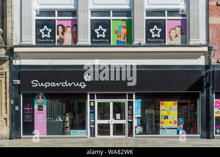 Die storefront eines Superdrug shop auf Deansgate in Bolton, Lancashire, Großbritannien. (Nur redaktionelle Nutzung). Stockfoto