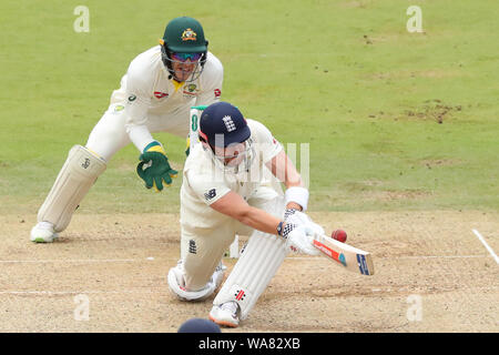 London, Großbritannien. 18 Aug, 2019. Jonny Bairstow von England spielt eine Schleife, das während des zweiten Specsavers Asche Test übereinstimmen, an den Lords Cricket Ground, London, England. Credit: ESPA/Alamy leben Nachrichten Stockfoto