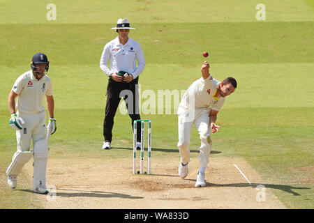 London, Großbritannien. 18 Aug, 2019. Josh Hazlewood von Australien Bowling im zweiten Specsavers Asche Test übereinstimmen, an den Lords Cricket Ground, London, England. Credit: ESPA/Alamy leben Nachrichten Stockfoto