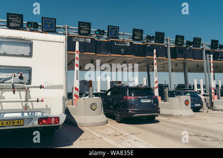 Valencia, Spanien - 18 August, 2019: Autos an der Autobahn. Autos in Linie an der Mautstelle der Autobahn warten auf Gemeinschaft Valencia. Urlaub in Spanien. Stockfoto