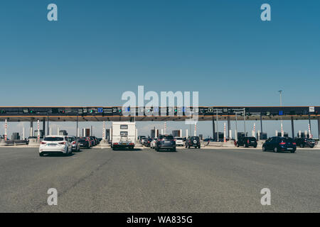 Valencia, Spanien - 18 August, 2019: Autos an der Autobahn. Autos in Linie an der Mautstelle der Autobahn warten auf Gemeinschaft Valencia. Urlaub in Spanien. Stockfoto