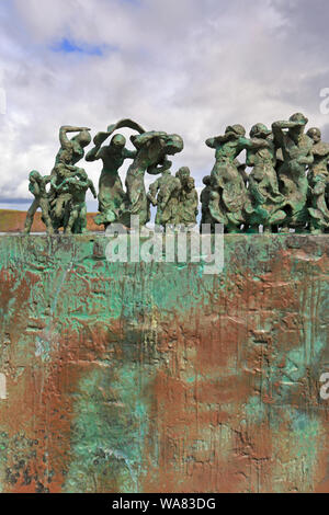 Detail der Witwen und Bairns Bronze Skulptur von Jill Watson an der Bantry Sea Wall im Eyemouth, Berwickshire, Scottish Borders, Schottland, Großbritannien. Stockfoto