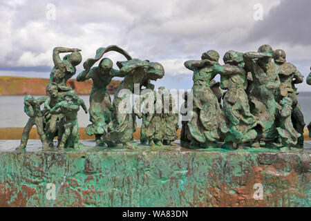 Detail der Witwen und Bairns Bronze Skulptur von Jill Watson an der Bantry Sea Wall im Eyemouth, Berwickshire, Scottish Borders, Schottland, Großbritannien. Stockfoto