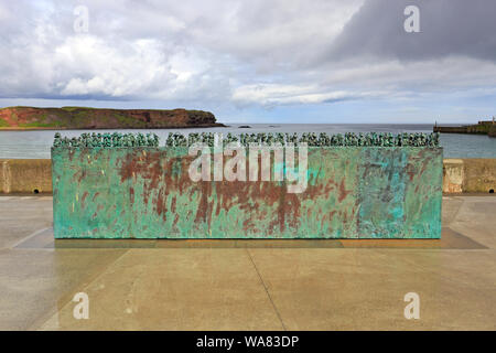 Witwen und Bairns Bronze Skulptur von Jill Watson in St. Abbs, Berwickshire, Scottish Borders, Schottland, Großbritannien. Stockfoto