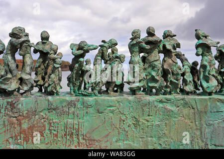 Detail der Witwen und Bairns Bronze Skulptur von Jill Watson an der Bantry Sea Wall im Eyemouth, Berwickshire, Scottish Borders, Schottland, Großbritannien. Stockfoto