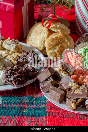 Süßigkeiten und Kekse Platten für Weihnachten Stockfoto