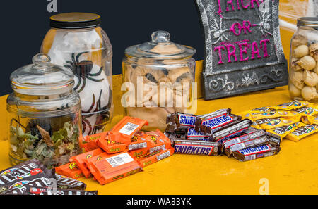 Oktober 27, 2018 Coloma MI USA; Schokoriegel sind neben Gruselige Dinge in Gläser Set für den Trick oder Festlichkeit während ein Halloween Event in einem kleinen Michigan Stockfoto