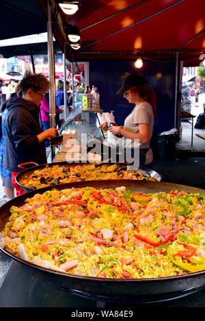 Paella auf einem auf dem Fischmarkt in Bergen, Norwegen stall gekocht. Stockfoto