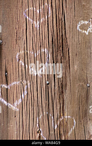 Chalk Herzen auf rustikalem Holz Stockfoto