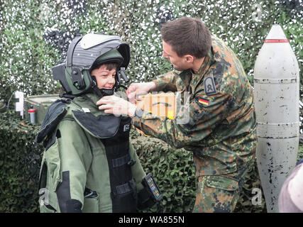 (190818) - Berlin, 12.08.18, 2019 (Xinhua) - ein Junge versucht für militärische Ausrüstung im Bundesministerium der Verteidigung während der deutschen Bundesregierung Tag der Offenen Tür in Berlin, Deutschland, am 12.08.18., 2019. Die großen politischen Institutionen der deutschen Bundesregierung, einschließlich Kanzleramt eröffnet am Samstag und Sonntag. (Xinhua / Shan Yuqi) Stockfoto