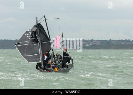 Den Solent, Hampshire, UK; 16. August 2019; Crew Reparaturen auf einem dismasted Yacht Stockfoto