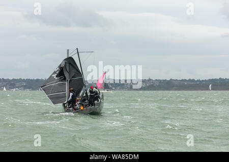 Den Solent, Hampshire, UK; 16. August 2019; Crew Reparaturen auf einem dismasted Yacht Stockfoto