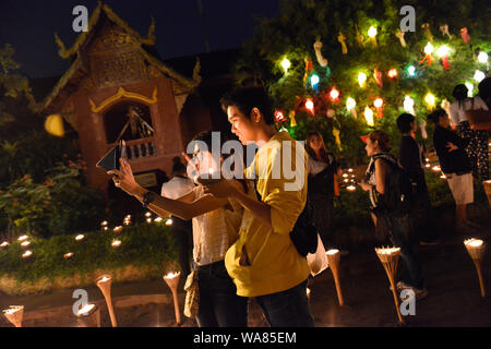 Einheimische und Touristen, die in Die illuminierte Buddhistische Tempel Wat Phan Tao die jährliche Loy Krathong Festival zu feiern. Wat Phan Tao, Chang Wat, Chiang Mai, Chiang Mai Province, Thailand, Südostasien Stockfoto