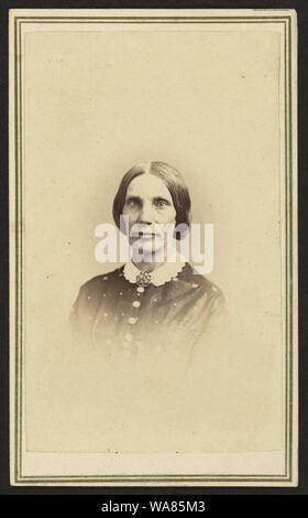 Büste Porträt einer unbekannten Frau, nach vorne] / J.P. Ball's Fotogalerie, Nr. 30 West 4th St., zwischen Haupt- und Nussbaum Straßen, Cincinnati, O Stockfoto