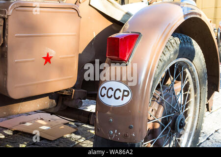 Oldtimer Motorrad seitenwagen Detail mit Zeichen cccp (Union der Sozialistischen Sowjetrepubliken) und Red Star in Sopron, Ungarn ausgestellt Stockfoto