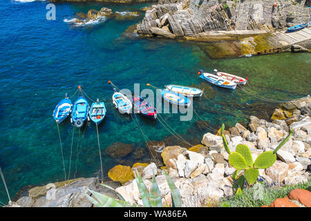 Angeln Boote schwimmend auf dem Mittelmeer im Hafen von Cinque Terre, Italien. Stockfoto