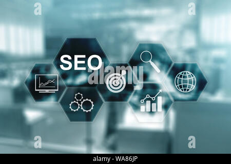 SEO. Search Engine Optimization. Business Technology bei unscharfer Büro Hintergrund Stockfoto