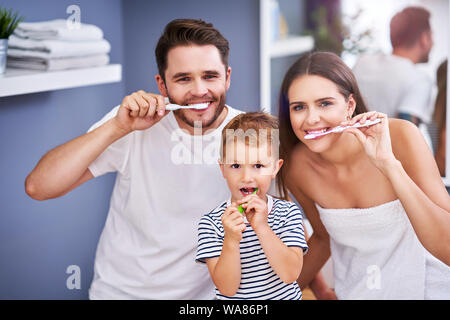 Portrait von Happy Family im Badezimmer die Zähne putzen Stockfoto