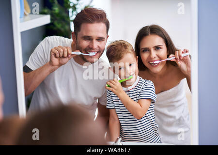 Portrait von Happy Family im Badezimmer die Zähne putzen Stockfoto