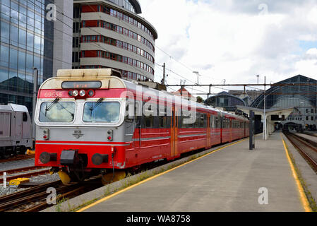 NSB Klasse 69 elektrische Triebzüge 69655 kommt an Bergen Central Station auf einem lokalen Service. Stockfoto