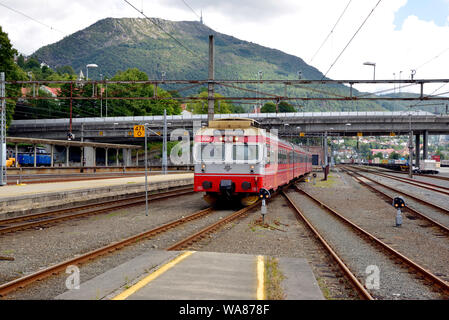 NSB Klasse 69 elektrische Triebzüge 69069 kommt an Bergen Central Station auf einem lokalen Service. Stockfoto