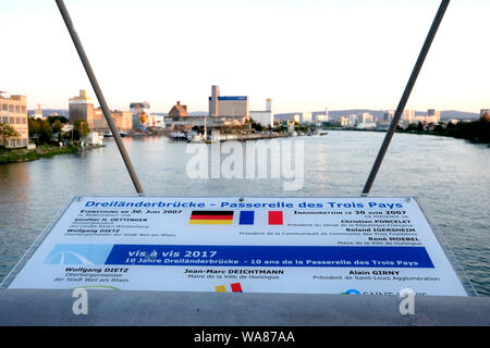 Ein Blick auf Dreilandereck bilden die drei Länder Brücke, Dreiländereck, wo die Grenzen von Frankreich, Deutschland und die Schweiz treffen. Stockfoto