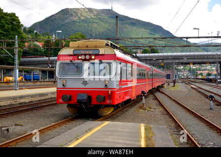 NSB Klasse 69 elektrische Triebzüge 69069 kommt an Bergen Central Station auf einem lokalen Service. Stockfoto