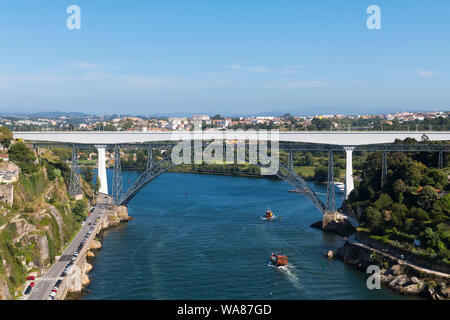 Portugal Porto Porto Ponte de São João & Ponte de Dona Maria Pia Rio Douro wasser Autos Verkehr Boote panorama Stockfoto