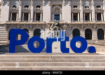 Portugal Porto Porto Câmara Municipal do Porto Stadt Rathaus riesigen modernen Porto zeichen Logo in Blau auf Schritte Treppen statue Bronze Stockfoto