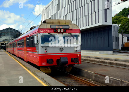 NSB Klasse 69 elektrische Triebzüge 69669 kommt an Bergen Central Station auf einem lokalen Service. Stockfoto