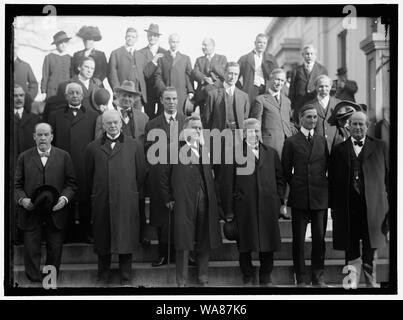 Kalifornier im WHITE HOUSE: vordere Reihe: SEKUNDEN HOUSTON, LINKS IN 4908 NUR; SEN. PERKINS; SEN. Arbeit; S. DANIELS; S. WILSON; SEK. McADOO; SEK. BRYAN. 2. Reihe: REPS. BAKER; STEPHENS; KAHN; Curry; ASST SEK. NAVY F.D. ROOSEVELT; REP. KENT; DEM. CAMINETTI. 3. Reihe: REPS. HAYES; KNOWLAND. Obere Reihe: REPS. NOLAN; nicht identifizierte; MÄDCHEN UND FRAU; REPS. Kirche; KETTNER; 3 Unbekannter Stockfoto