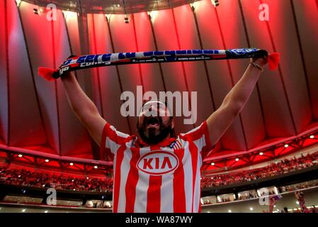 Madrid, Spanien. 18 Aug, 2019. Madrid, Spanien; 18.08.2019. Fußball der Liga Match 01 2019-2020 Atletico de Madrid gegen Getafe am Wanda Metropolitano Stadium statt, in Madrid. Atletico de Madrid Fans Credit: Juan Carlos Rojas/Picture Alliance | Verwendung weltweit/dpa/Alamy leben Nachrichten Stockfoto