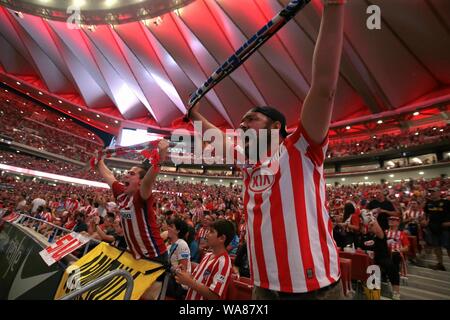 Madrid, Spanien. 18 Aug, 2019. Madrid, Spanien; 18.08.2019. Fußball der Liga Match 01 2019-2020 Atletico de Madrid gegen Getafe am Wanda Metropolitano Stadium statt, in Madrid. Atletico de Madrid Fans Credit: Juan Carlos Rojas/Picture Alliance | Verwendung weltweit/dpa/Alamy leben Nachrichten Stockfoto